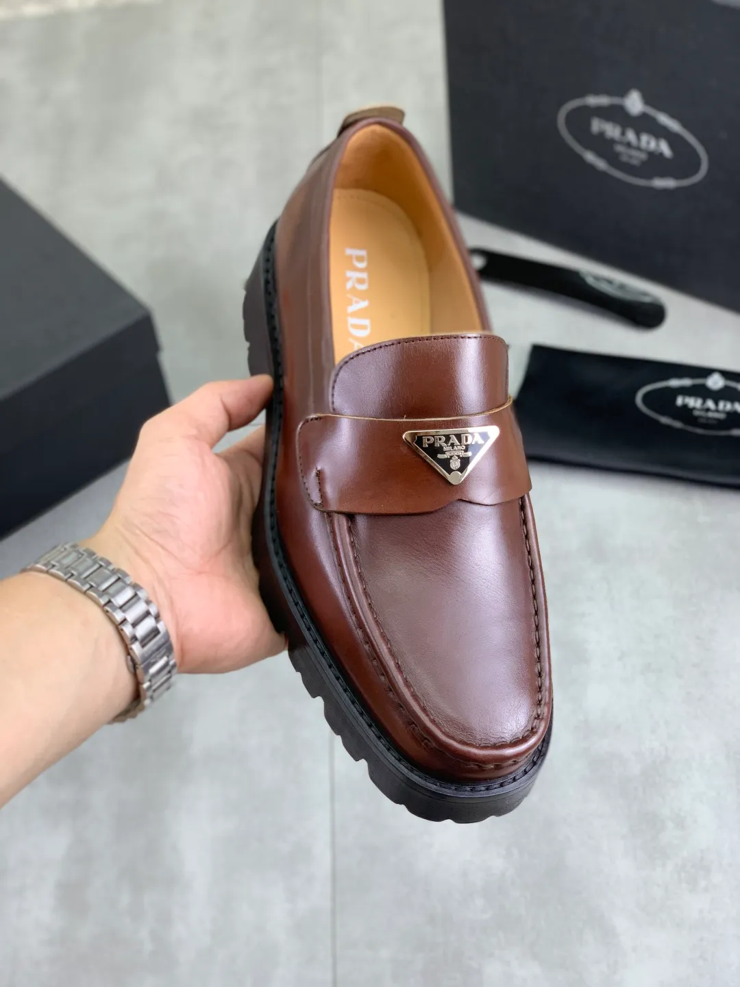 Men's shoes 💰P520 New PRADA Prada spring new casual leather shoes Original purchase, development and production Prada men's classic series, technical breathable fabrics with cowhide, casual sports shoes, casual shoes, sports dad shoes combine high-tech breathable materials and cowhide, P family exclusive button decoration on the side. The outsole is full of P italic design and bright colors to show vitality and continue the brand design inspiration. Stroll around the city lightly and feel free and comfortable. Delivered in exquisite packaging 🛍📦 ▪️Material: original customized calfskin with breathable material ▪️Inner lining: cowhide lining ➕cowhide feet ▪️Outsole: open-molded TPU rubber material ▪️Sole thickness: 3.5CM ▪️Size: Men's 38-44 (45 can be customized) Multiple colors available